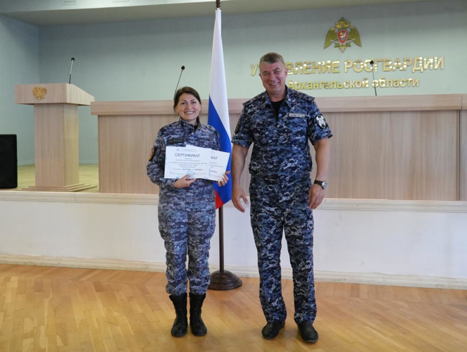 Архангельским росгвардейцам передали сертификаты в детский оздоровительный лагерь