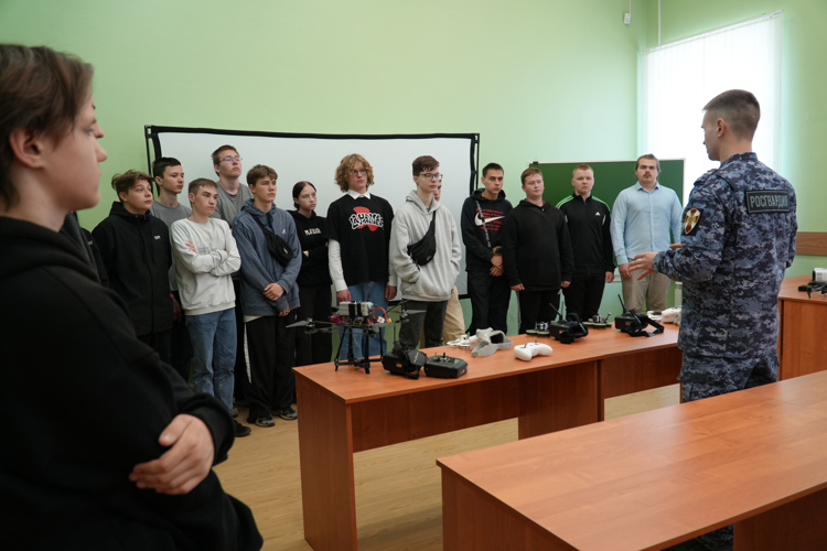 Управление Росгвардии по Архангельской области посетили студенты техникума