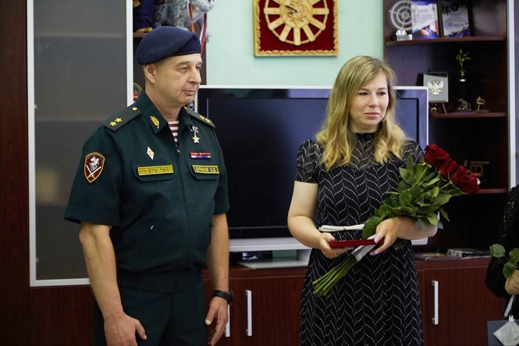 Командующий Северо-Западным округом Росгвардии вручил орден Мужества вдове погибшего сотрудника СОБР «Архангел» 