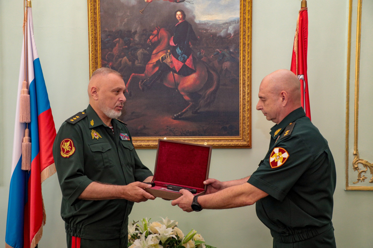 В Санкт-Петербурге заместитель директора Росгвардии генерал-полковник Алексей Воробьёв вручил госнаграду начальнику территориального управления Росгвардии