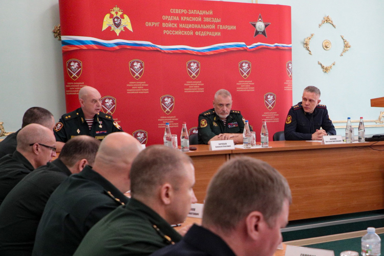 В Санкт-Петербурге заместитель директора Росгвардии генерал-полковник Алексей Воробьёв вручил госнаграду начальнику территориального управления Росгвардии