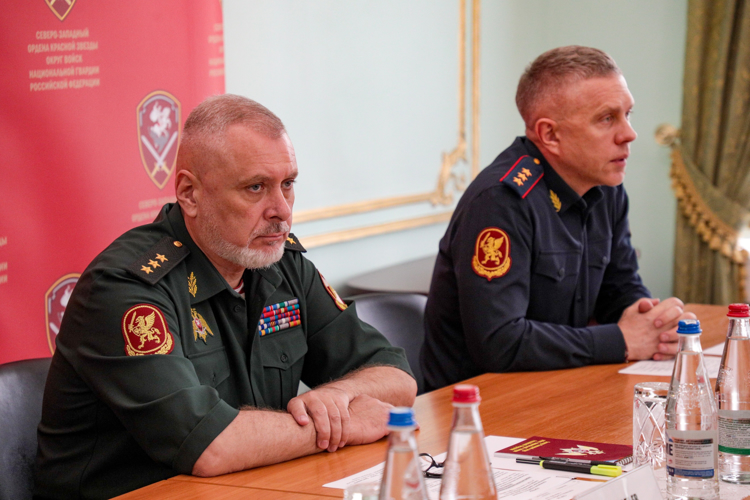 В Санкт-Петербурге заместитель директора Росгвардии генерал-полковник Алексей Воробьёв вручил госнаграду начальнику территориального управления Росгвардии