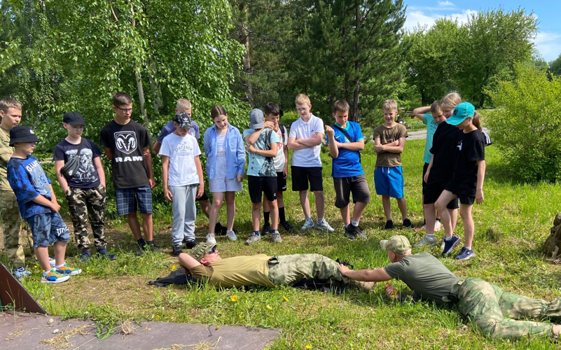 Военнослужащие отряда «Ратник» провели для ребят военно - медицинскую игру