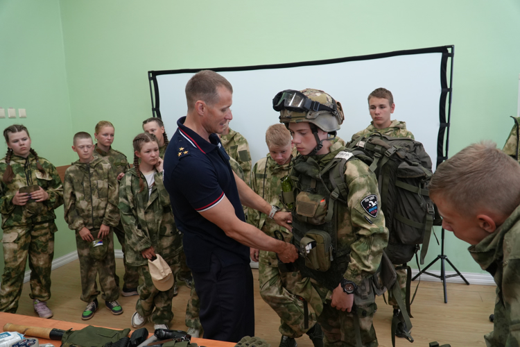 Школьники из Онеги посетили Управление Росгвардии по Архангельской области