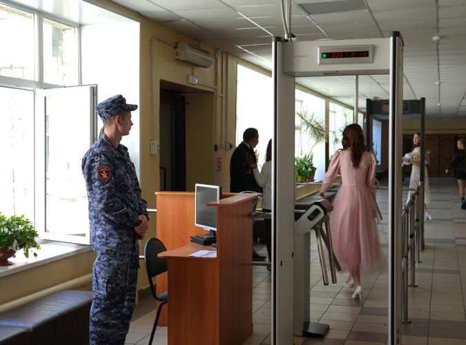 В Архангельске росгвардейцы обеспечивают охрану общественного порядка на выпускных