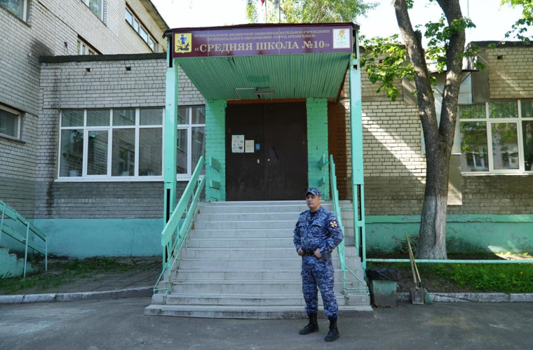 В Архангельске росгвардейцы обеспечивают охрану общественного порядка на выпускных