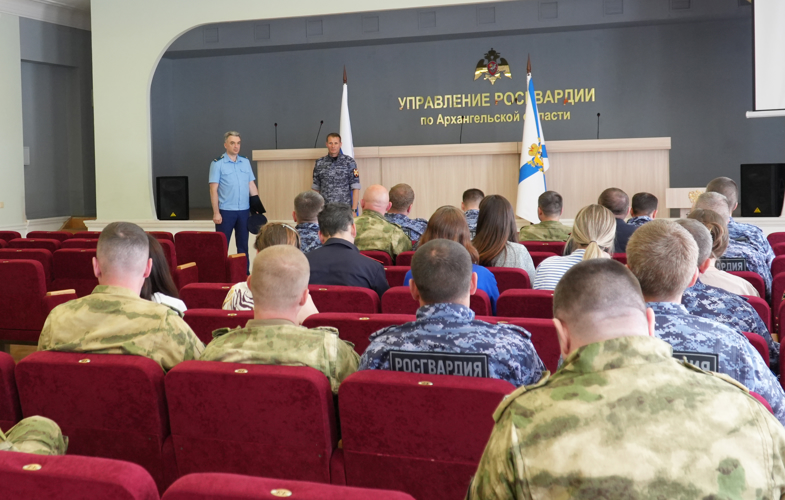 Представитель Прокуратуры Архангельской области провел профилактическую беседу с росгвардейцами