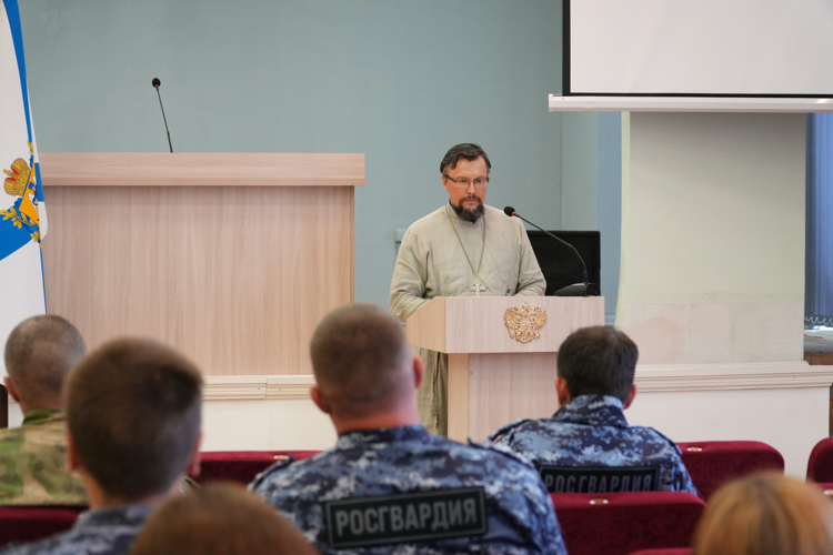 В Архангельске священнослужитель напомнил росгвардейцам о главных ценностях семейной жизни