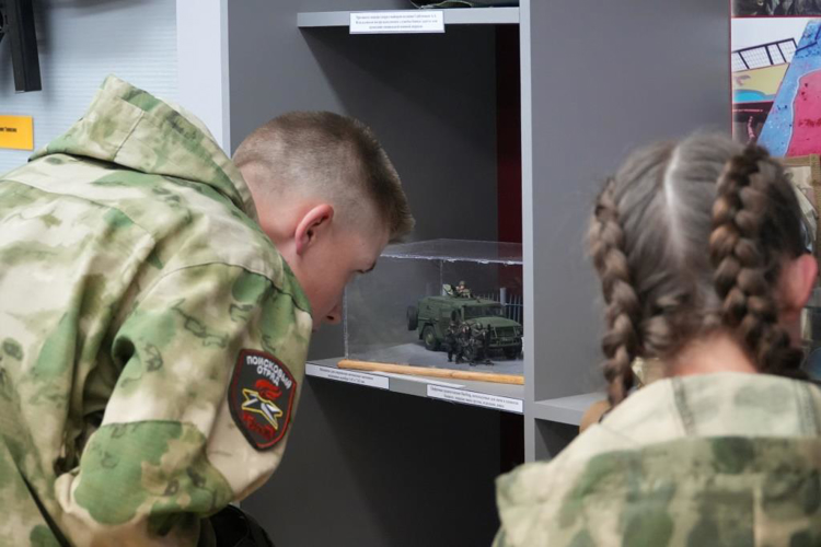 Школьники из Онеги посетили Управление Росгвардии по Архангельской области