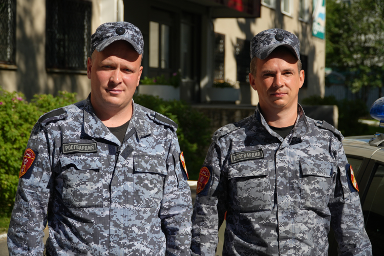 Росгвардейцы помогли попавшей под влияние телефонных мошенников пожилой архангелогородке