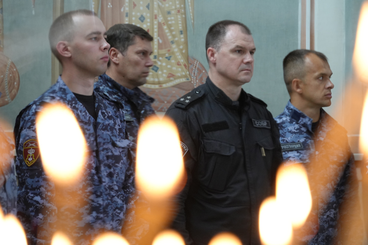 В Архангельске представители Росгвардии приняли участие в посвященном Дню Крещения Руси молебне