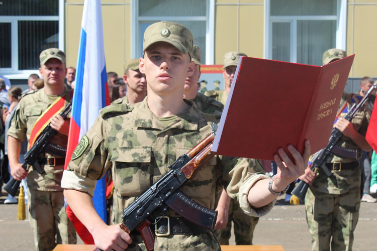 Призывники из Архангельской области приняли военную присягу в Сыктывкаре