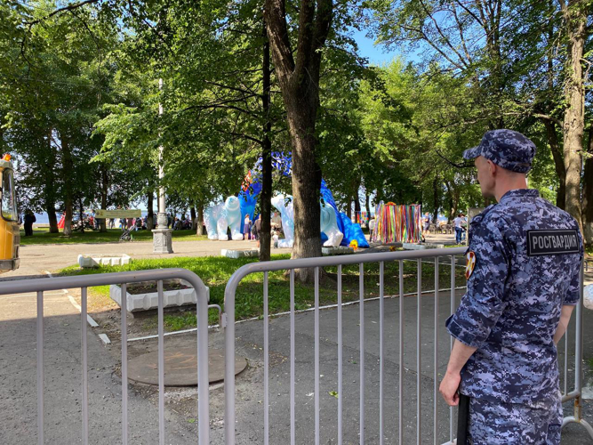 Сотрудники и военнослужащие региональной Росгвардии обеспечили охрану общественного порядка в день города Архангельска