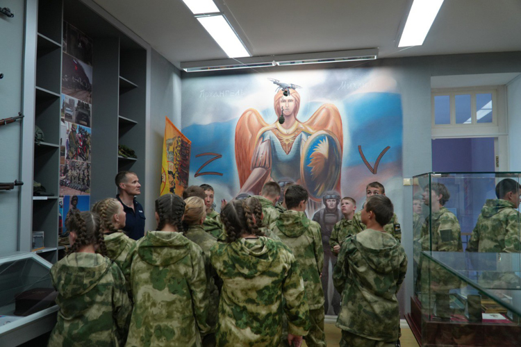 Школьники из Онеги посетили Управление Росгвардии по Архангельской области