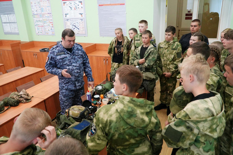 Школьники из Онеги посетили Управление Росгвардии по Архангельской области
