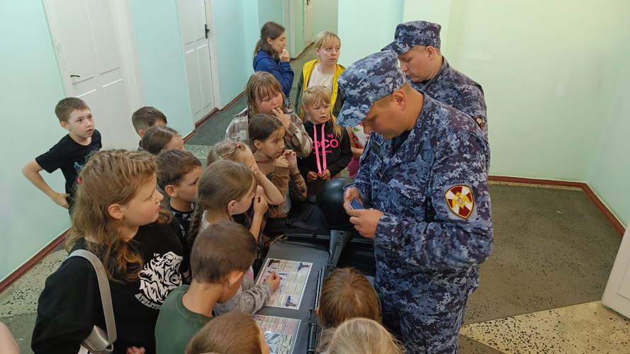 Школьники посетили архангельский музей вневедомственной охраны Росгвардии