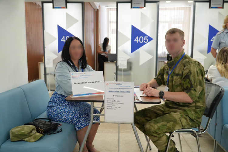 Представители архангельской Росгвардии приняли участие во Всероссийской ярмарке трудоустройства