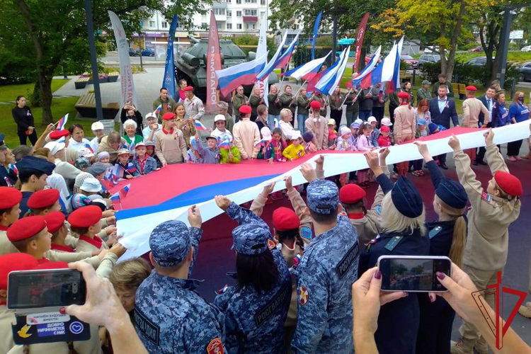 В Архангельске сотрудники Росгвардии приняли участие в акции, посвященной Дню государственного флага России