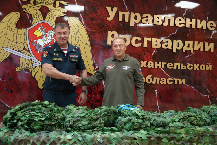 Народный фронт передал архангельским росгвардейцам маскировочные сети