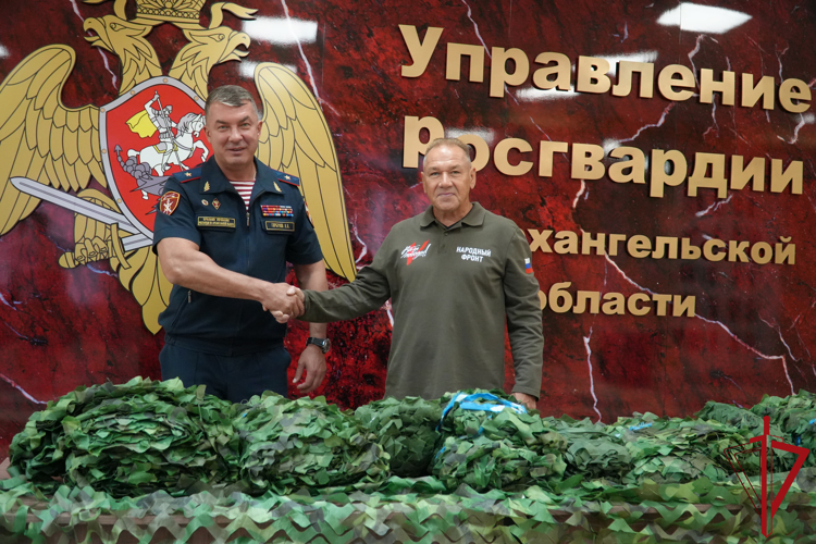 Народный фронт передал архангельским росгвардейцам маскировочные сети