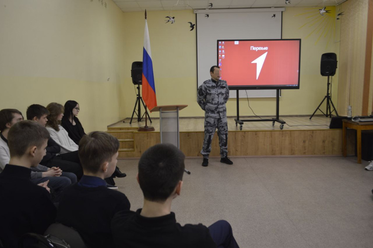 Офицер Управления Росгвардии по Архангельской области встретился с архангельскими школьниками