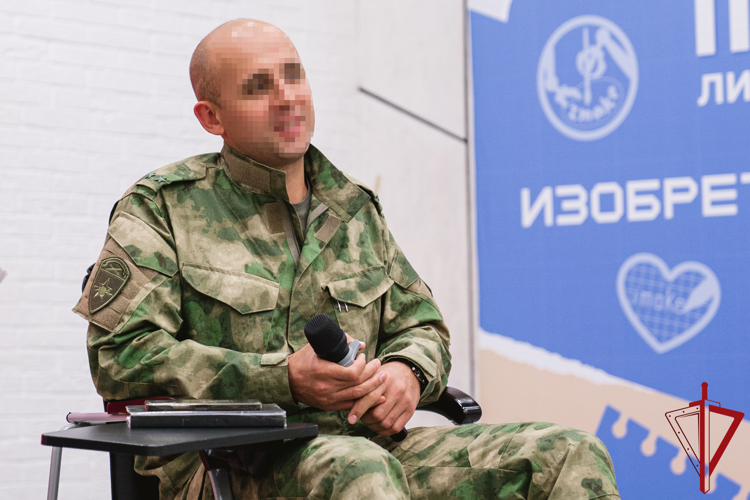 В столице Поморья военнослужащий Росгвардии встретился с участниками научного форума