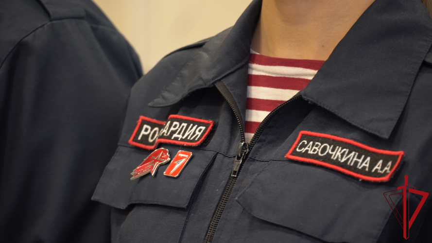 Начальник Управления Росгвардии по Архангельской области подарил кадетам подшефного класса спортивную форму