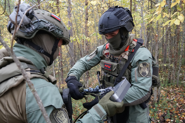 Под Архангельском сводный отряд спецназа Росгвардии провел занятие по обезвреживанию преступника с помощью БПЛА