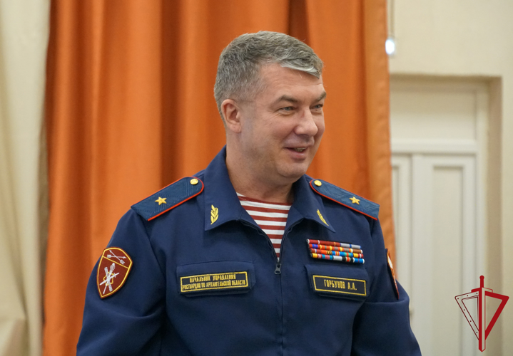 Начальник Управления Росгвардии по Архангельской области подарил кадетам подшефного класса спортивную форму