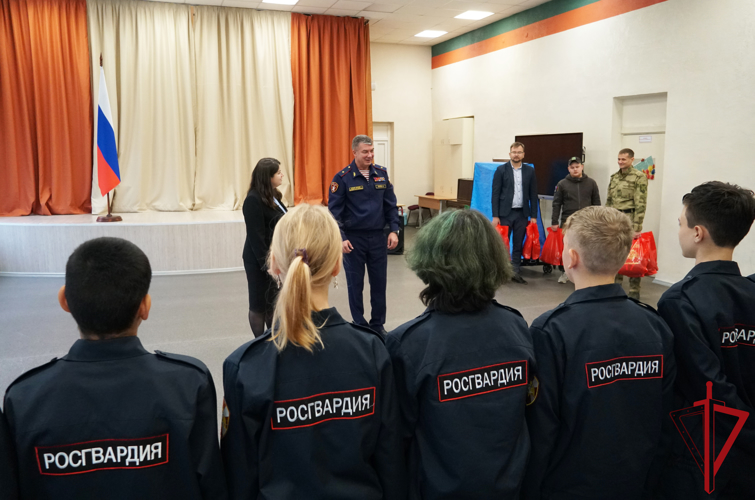 Начальник Управления Росгвардии по Архангельской области подарил кадетам подшефного класса спортивную форму