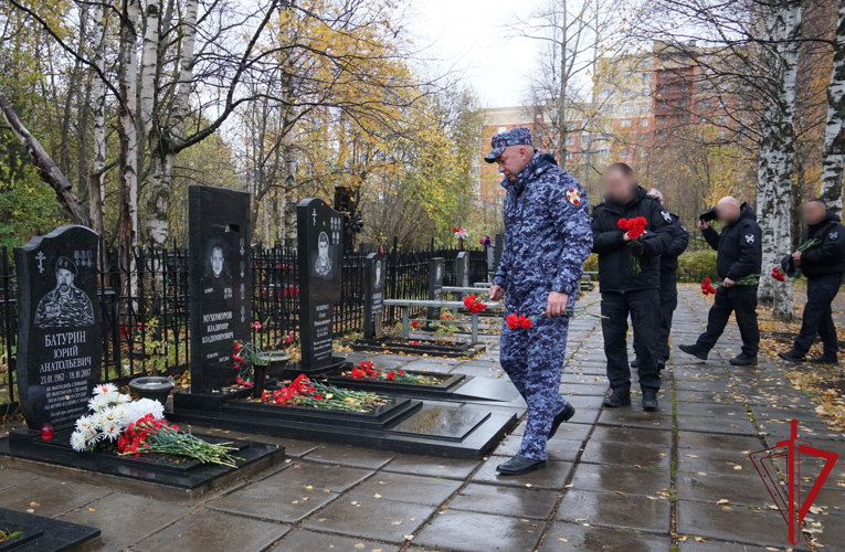 Росгвардейцы почтили память погибшего 17 лет назад офицера архангельского СОБР  