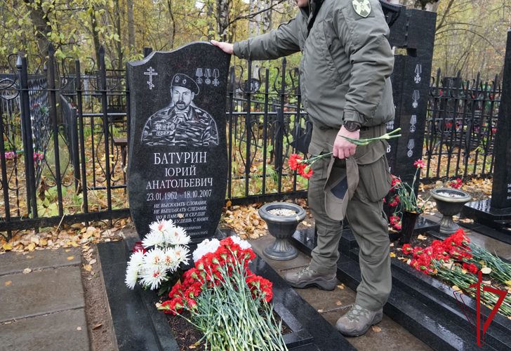 Росгвардейцы почтили память погибшего 17 лет назад офицера архангельского СОБР  