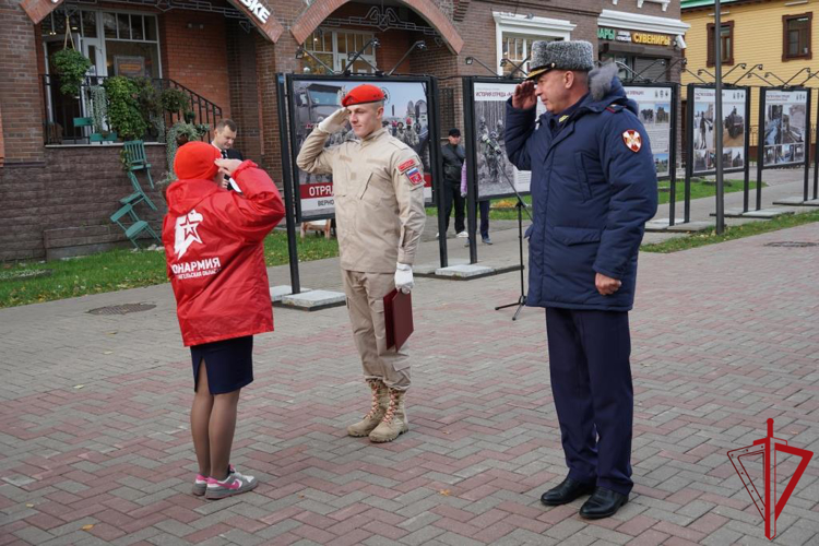 На проспекте Чумбарова-Лучинского открылась фотовыставка «Отряд спецназа «Ратник»: верность, мужество, профессионализм»
