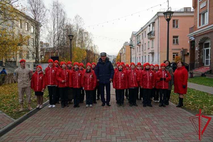 На проспекте Чумбарова-Лучинского открылась фотовыставка «Отряд спецназа «Ратник»: верность, мужество, профессионализм»
