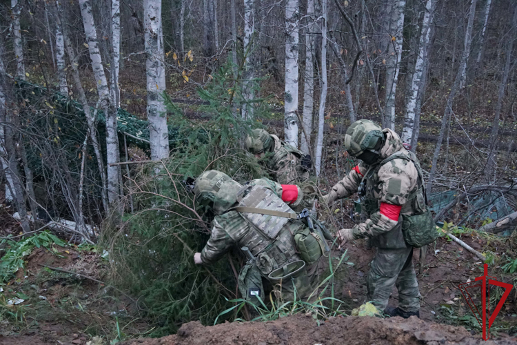 Бойцы отряда «Ратник» Росгвардии провели учения по нейтрализации противника в лесистой местности