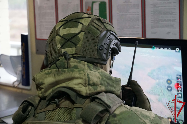 Бойцы отряда «Ратник» Росгвардии провели учения по нейтрализации противника в лесистой местности