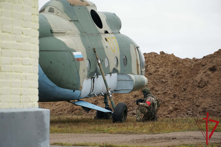 Бойцы отряда «Ратник» Росгвардии провели учения по нейтрализации противника в лесистой местности