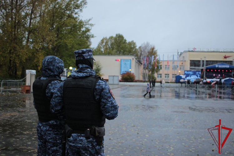 В Северодвинске росгвардейцы обеспечили охрану общественного порядка на праздновании 70-летия Центра судоремонта «Звездочка»