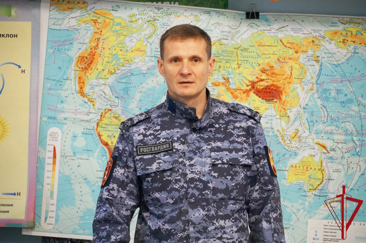 Офицер Росгвардии рассказал 11-классникам о возможности поступлении в ведомственные вузы