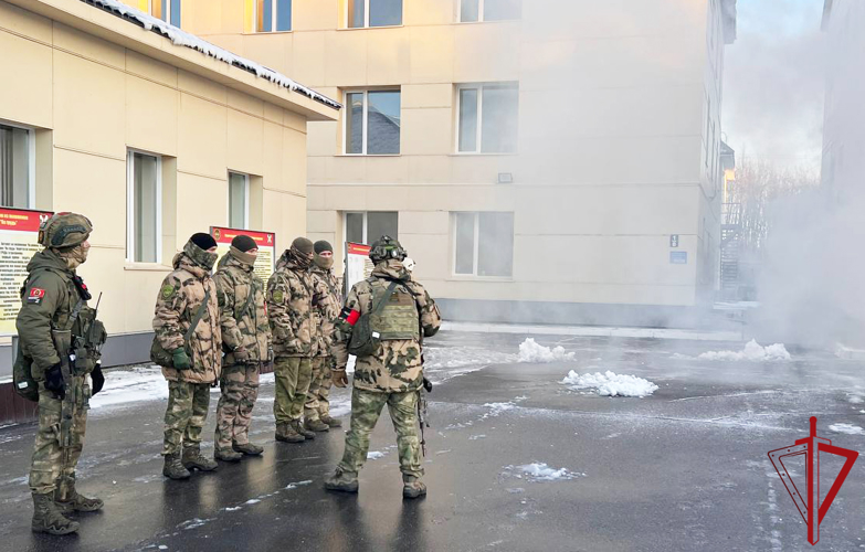 В Архангельске военнослужащие Росгвардии и сотрудники МЧС провели пожарно-тактическую тренировку