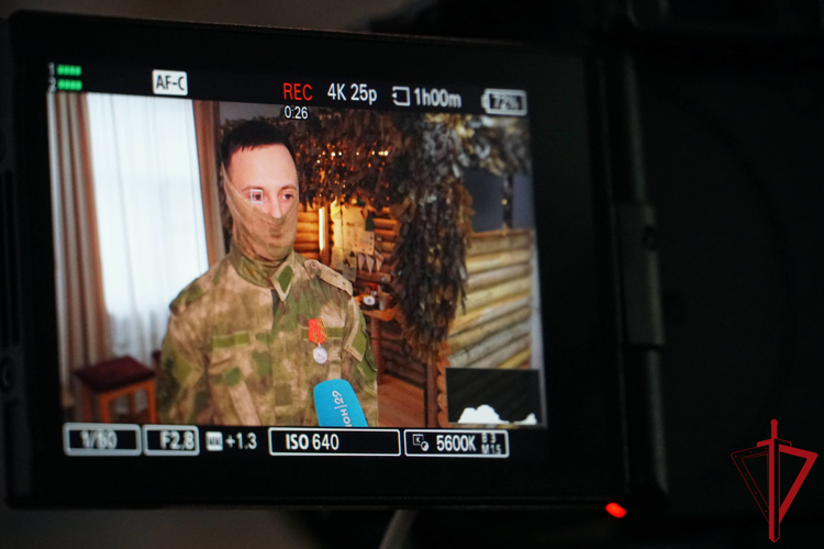 Военнослужащий Росгвардии из Архангельска рассказал о службе в разведке корреспонденту регионального телеканала  
