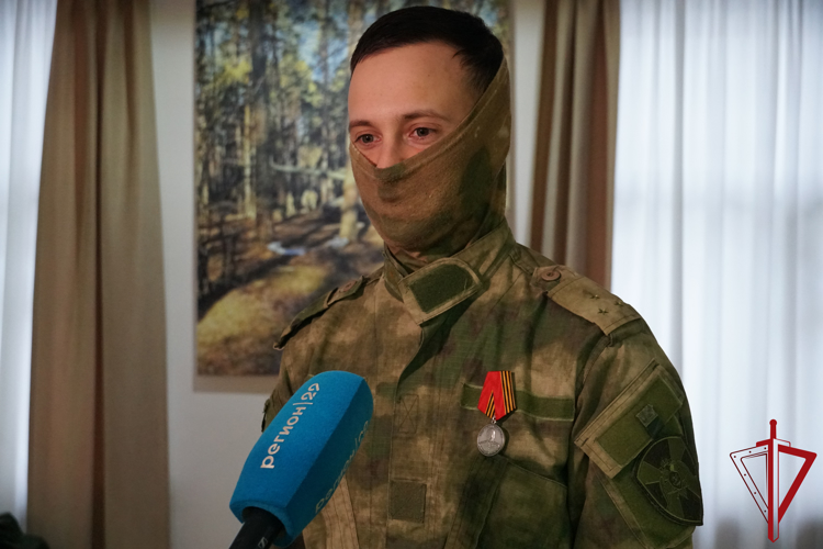 Военнослужащий Росгвардии из Архангельска рассказал о службе в разведке корреспонденту регионального телеканала  