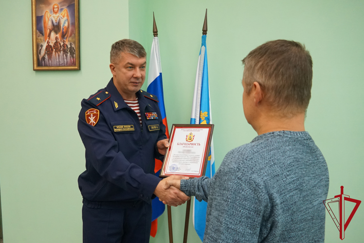 В Поморье гражданам вручили благодарственные письма Росгвардии за передачу оружия на СВО  