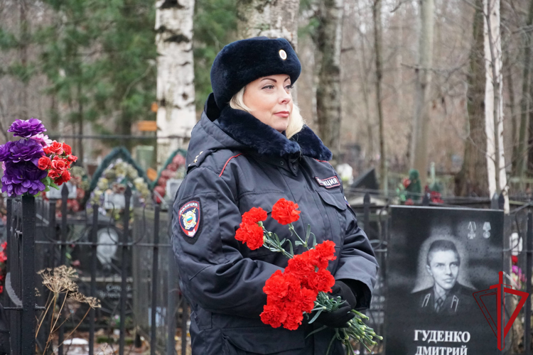 Командиры спецподразделений Управления Росгвардии по Архангельской области почтили память погибших при исполнении сотрудников