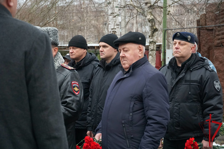 Командиры спецподразделений Управления Росгвардии по Архангельской области почтили память погибших при исполнении сотрудников