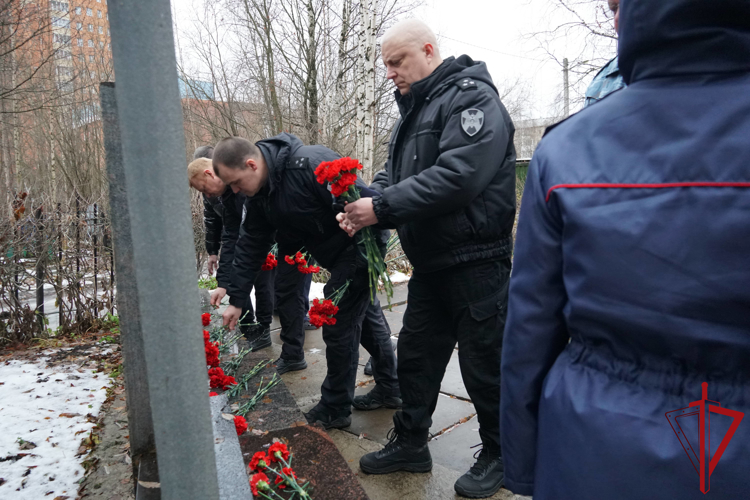 Командиры спецподразделений Управления Росгвардии по Архангельской области почтили память погибших при исполнении сотрудников
