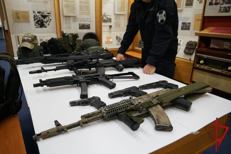 Сотрудники СОБР «Архангел» Росгвардии показали школьникам вооружение и экипировку отряда