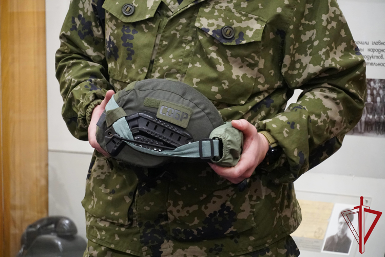 Сотрудники СОБР «Архангел» Росгвардии показали школьникам вооружение и экипировку отряда
