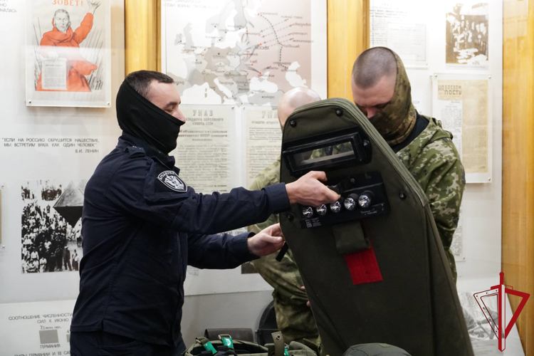 Сотрудники СОБР «Архангел» Росгвардии показали школьникам вооружение и экипировку отряда