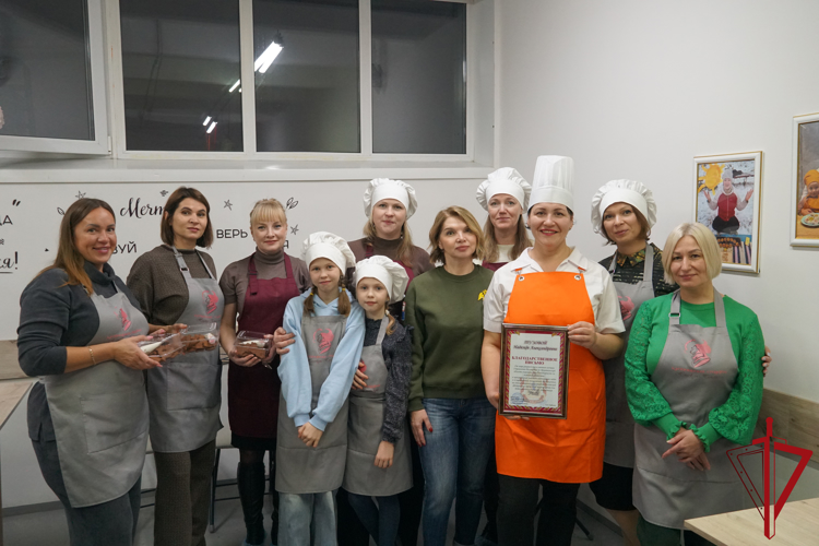 В Архангельске сотрудницы Росгвардии посетили мастер-класс по изготовлению традиционных поморских пряников